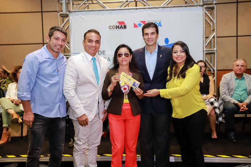 Emoção em poder começar a realizar um sonho. Foi com esse sentimento que a produtora rural Maria do Socorro da Silva recebeu, nesta quarta-feira (26), um dos 580 cheques moradia entregues para a população da região metropolitana de Belém e municípios de Castanhal, Acará e Cametá. O evento contou com a participação do governador Helder Barbalho e do vice, Lúcio Vale, e foi realizado no Hangar Centro de Convenções, na capital paraense. O investimento é de R$ 3,5 milhões. <div class='credito_fotos'>Foto: Marco Santos / Ag. Pará   |   <a href='/midias/2019/originais/2800_governoentregademaisde500chequesmoradia20190626_marcosantos_0065.jpg' download><i class='fa-solid fa-download'></i> Download</a></div>