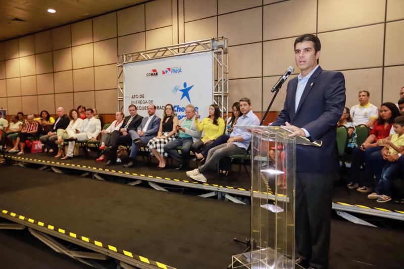 Emoção em poder começar a realizar um sonho. Foi com esse sentimento que a produtora rural Maria do Socorro da Silva recebeu, nesta quarta-feira (26), um dos 580 cheques moradia entregues para a população da região metropolitana de Belém e municípios de Castanhal, Acará e Cametá. O evento contou com a participação do governador Helder Barbalho e do vice, Lúcio Vale, e foi realizado no Hangar Centro de Convenções, na capital paraense. O investimento é de R$ 3,5 milhões. <div class='credito_fotos'>Foto: Marco Santos / Ag. Pará   |   <a href='/midias/2019/originais/2800_governoentregademaisde500chequesmoradia20190626_marcosantos_0070.jpg' download><i class='fa-solid fa-download'></i> Download</a></div>