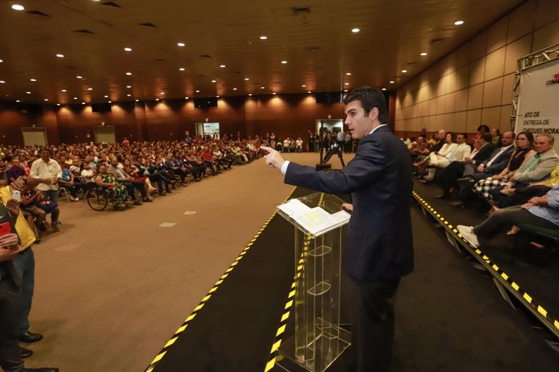 Emoção em poder começar a realizar um sonho. Foi com esse sentimento que a produtora rural Maria do Socorro da Silva recebeu, nesta quarta-feira (26), um dos 580 cheques moradia entregues para a população da região metropolitana de Belém e municípios de Castanhal, Acará e Cametá. O evento contou com a participação do governador Helder Barbalho e do vice, Lúcio Vale, e foi realizado no Hangar Centro de Convenções, na capital paraense. O investimento é de R$ 3,5 milhões. <div class='credito_fotos'>Foto: Marco Santos / Ag. Pará   |   <a href='/midias/2019/originais/2800_governoentregademaisde500chequesmoradia20190626_marcosantos_0071.jpg' download><i class='fa-solid fa-download'></i> Download</a></div>