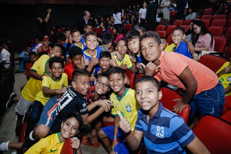 Cerca de 500 adolescentes e jovens atendidos pela Fundação ParáPaz, na Região Metropolitana de Belém, participaram, na manhã desta quarta-feira (26), de uma programação de combate ao uso de entorpecentes, no Centur. A ação, que incluiu palestras, rodas de conversa e apresentações artísticas de grupos de hip hop e de música, faz parte das atividades pelo Dia Internacional contra o Abuso e Tráfico Ilícito de Drogas. <div class='credito_fotos'>Foto: JADER PAES / AG. PARÁ   |   <a href='/midias/2019/originais/2801_parapaz4.jpg' download><i class='fa-solid fa-download'></i> Download</a></div>