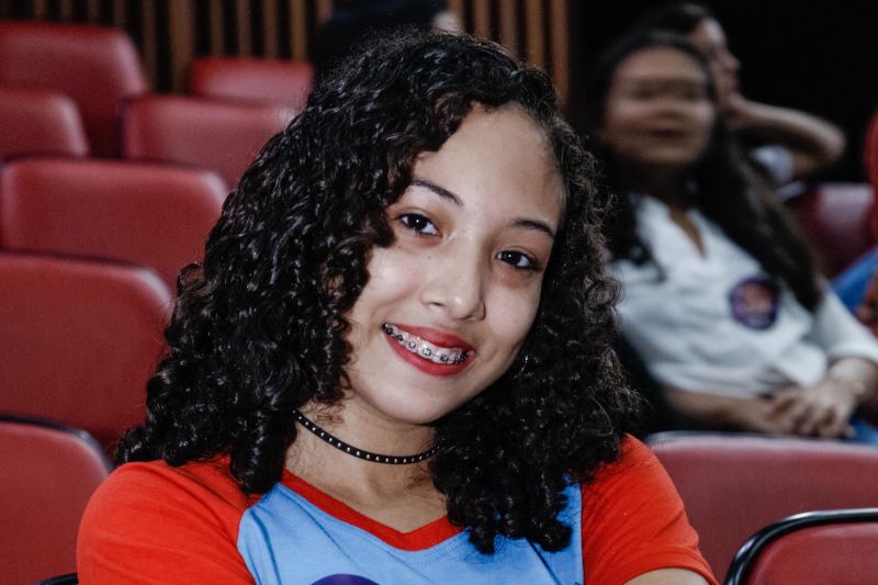 Cerca de 500 adolescentes e jovens atendidos pela Fundação ParáPaz, na Região Metropolitana de Belém, participaram, na manhã desta quarta-feira (26), de uma programação de combate ao uso de entorpecentes, no Centur. A ação, que incluiu palestras, rodas de conversa e apresentações artísticas de grupos de hip hop e de música, faz parte das atividades pelo Dia Internacional contra o Abuso e Tráfico Ilícito de Drogas.
Na foto Ana Carolina Palheta. <div class='credito_fotos'>Foto: JADER PAES / AG. PARÁ   |   <a href='/midias/2019/originais/2801_parapaz56anacarolina.jpg' download><i class='fa-solid fa-download'></i> Download</a></div>