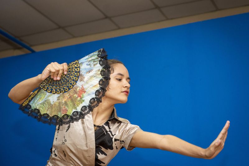 A Universidade do Estado do Pará (Uepa), na busca do reconhecimento além das fronteiras brasileiras, investiu na internacionalização e no fortalecimento das relações institucionais com a China, por meio do Instituto Confúcio. Na última terça-feira (25) foi realizada a primeira cerimônia de formatura do curso de mandarim, idioma da China. O evento ocorreu no auditório Paulo Freire, no Centro de Ciências Sociais e Educação (CCSE). <div class='credito_fotos'>Foto: ASCOM / UEPA   |   <a href='/midias/2019/originais/2804_250619_formatura_1turma_mandarim_ic_0006.jpg' download><i class='fa-solid fa-download'></i> Download</a></div>