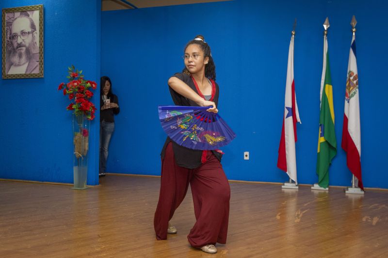 A Universidade do Estado do Pará (Uepa), na busca do reconhecimento além das fronteiras brasileiras, investiu na internacionalização e no fortalecimento das relações institucionais com a China, por meio do Instituto Confúcio. Na última terça-feira (25) foi realizada a primeira cerimônia de formatura do curso de mandarim, idioma da China. O evento ocorreu no auditório Paulo Freire, no Centro de Ciências Sociais e Educação (CCSE). <div class='credito_fotos'>Foto: ASCOM / UEPA   |   <a href='/midias/2019/originais/2804_250619_formatura_1turma_mandarim_ic_0008.jpg' download><i class='fa-solid fa-download'></i> Download</a></div>