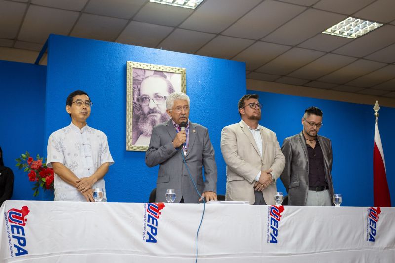 A Universidade do Estado do Pará (Uepa), na busca do reconhecimento além das fronteiras brasileiras, investiu na internacionalização e no fortalecimento das relações institucionais com a China, por meio do Instituto Confúcio. Na última terça-feira (25) foi realizada a primeira cerimônia de formatura do curso de mandarim, idioma da China. O evento ocorreu no auditório Paulo Freire, no Centro de Ciências Sociais e Educação (CCSE). <div class='credito_fotos'>Foto: ASCOM / UEPA   |   <a href='/midias/2019/originais/2804_250619_formatura_1turma_mandarim_ic_0010.jpg' download><i class='fa-solid fa-download'></i> Download</a></div>