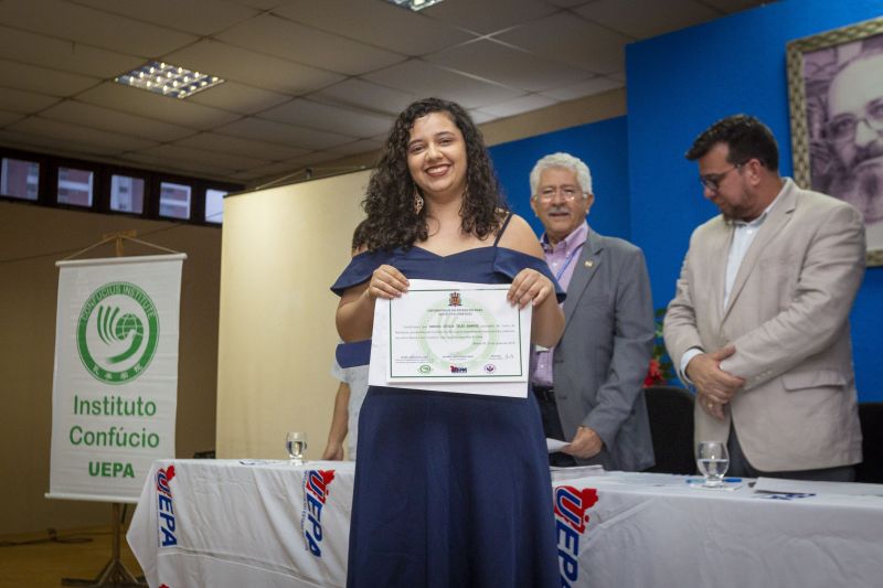 A Universidade do Estado do Pará (Uepa), na busca do reconhecimento além das fronteiras brasileiras, investiu na internacionalização e no fortalecimento das relações institucionais com a China, por meio do Instituto Confúcio. Na última terça-feira (25) foi realizada a primeira cerimônia de formatura do curso de mandarim, idioma da China. O evento ocorreu no auditório Paulo Freire, no Centro de Ciências Sociais e Educação (CCSE). <div class='credito_fotos'>Foto: ASCOM / UEPA   |   <a href='/midias/2019/originais/2804_250619_formatura_1turma_mandarim_ic_0017.jpg' download><i class='fa-solid fa-download'></i> Download</a></div>
