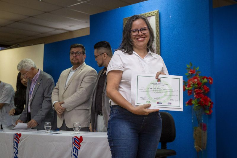 A Universidade do Estado do Pará (Uepa), na busca do reconhecimento além das fronteiras brasileiras, investiu na internacionalização e no fortalecimento das relações institucionais com a China, por meio do Instituto Confúcio. Na última terça-feira (25) foi realizada a primeira cerimônia de formatura do curso de mandarim, idioma da China. O evento ocorreu no auditório Paulo Freire, no Centro de Ciências Sociais e Educação (CCSE). <div class='credito_fotos'>Foto: ASCOM / UEPA   |   <a href='/midias/2019/originais/2804_250619_formatura_1turma_mandarim_ic_0018.jpg' download><i class='fa-solid fa-download'></i> Download</a></div>