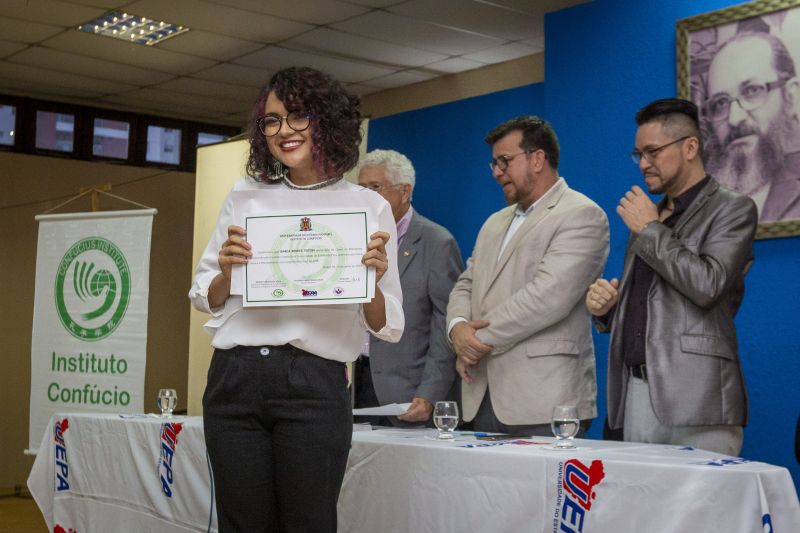 A Universidade do Estado do Pará (Uepa), na busca do reconhecimento além das fronteiras brasileiras, investiu na internacionalização e no fortalecimento das relações institucionais com a China, por meio do Instituto Confúcio. Na última terça-feira (25) foi realizada a primeira cerimônia de formatura do curso de mandarim, idioma da China. O evento ocorreu no auditório Paulo Freire, no Centro de Ciências Sociais e Educação (CCSE). <div class='credito_fotos'>Foto: ASCOM / UEPA   |   <a href='/midias/2019/originais/2804_250619_formatura_1turma_mandarim_ic_0022.jpg' download><i class='fa-solid fa-download'></i> Download</a></div>