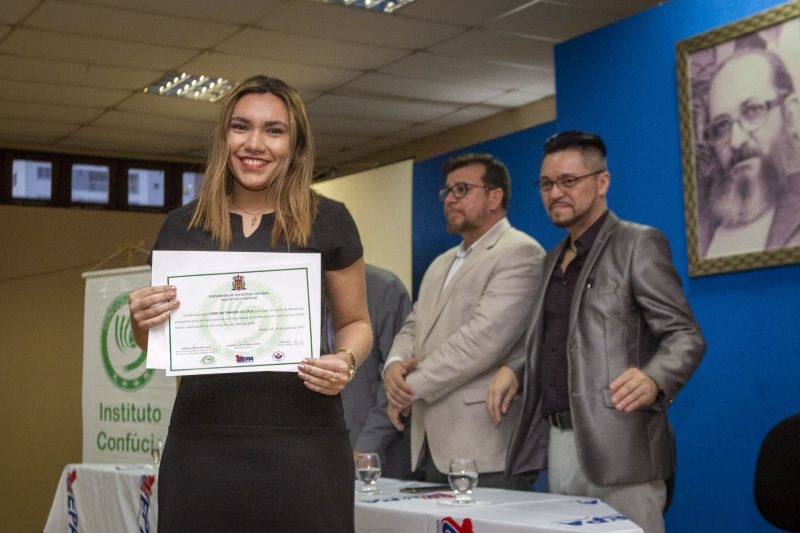 A Universidade do Estado do Pará (Uepa), na busca do reconhecimento além das fronteiras brasileiras, investiu na internacionalização e no fortalecimento das relações institucionais com a China, por meio do Instituto Confúcio. Na última terça-feira (25) foi realizada a primeira cerimônia de formatura do curso de mandarim, idioma da China. O evento ocorreu no auditório Paulo Freire, no Centro de Ciências Sociais e Educação (CCSE). <div class='credito_fotos'>Foto: ASCOM / UEPA   |   <a href='/midias/2019/originais/2804_250619_formatura_1turma_mandarim_ic_0024.jpg' download><i class='fa-solid fa-download'></i> Download</a></div>
