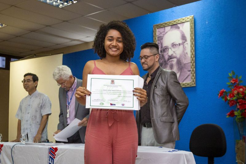 A Universidade do Estado do Pará (Uepa), na busca do reconhecimento além das fronteiras brasileiras, investiu na internacionalização e no fortalecimento das relações institucionais com a China, por meio do Instituto Confúcio. Na última terça-feira (25) foi realizada a primeira cerimônia de formatura do curso de mandarim, idioma da China. O evento ocorreu no auditório Paulo Freire, no Centro de Ciências Sociais e Educação (CCSE). <div class='credito_fotos'>Foto: ASCOM / UEPA   |   <a href='/midias/2019/originais/2804_250619_formatura_1turma_mandarim_ic_0026.jpg' download><i class='fa-solid fa-download'></i> Download</a></div>