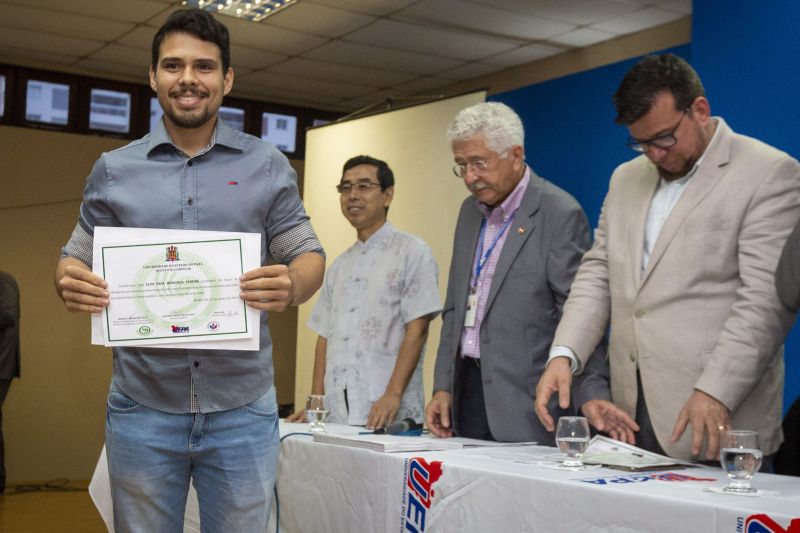 A Universidade do Estado do Pará (Uepa), na busca do reconhecimento além das fronteiras brasileiras, investiu na internacionalização e no fortalecimento das relações institucionais com a China, por meio do Instituto Confúcio. Na última terça-feira (25) foi realizada a primeira cerimônia de formatura do curso de mandarim, idioma da China. O evento ocorreu no auditório Paulo Freire, no Centro de Ciências Sociais e Educação (CCSE). <div class='credito_fotos'>Foto: ASCOM / UEPA   |   <a href='/midias/2019/originais/2804_250619_formatura_1turma_mandarim_ic_0029.jpg' download><i class='fa-solid fa-download'></i> Download</a></div>