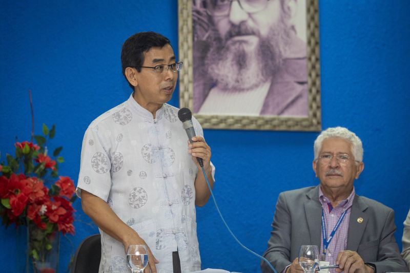 A Universidade do Estado do Pará (Uepa), na busca do reconhecimento além das fronteiras brasileiras, investiu na internacionalização e no fortalecimento das relações institucionais com a China, por meio do Instituto Confúcio. Na última terça-feira (25) foi realizada a primeira cerimônia de formatura do curso de mandarim, idioma da China. O evento ocorreu no auditório Paulo Freire, no Centro de Ciências Sociais e Educação (CCSE). <div class='credito_fotos'>Foto: ASCOM / UEPA   |   <a href='/midias/2019/originais/2804_250619_formatura_1turma_mandarim_ic_0053.jpg' download><i class='fa-solid fa-download'></i> Download</a></div>