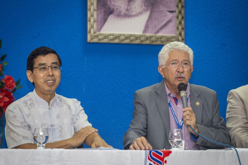 A Universidade do Estado do Pará (Uepa), na busca do reconhecimento além das fronteiras brasileiras, investiu na internacionalização e no fortalecimento das relações institucionais com a China, por meio do Instituto Confúcio. Na última terça-feira (25) foi realizada a primeira cerimônia de formatura do curso de mandarim, idioma da China. O evento ocorreu no auditório Paulo Freire, no Centro de Ciências Sociais e Educação (CCSE). <div class='credito_fotos'>Foto: ASCOM / UEPA   |   <a href='/midias/2019/originais/2804_250619_formatura_1turma_mandarim_ic_0057.jpg' download><i class='fa-solid fa-download'></i> Download</a></div>