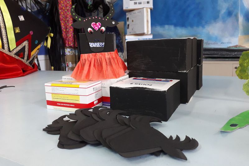 Pacientes pediátricos internados no Hospital Metropolitano de Urgência e Emergência (HMUE), em Ananindeua, participaram uma aula especial na Classe Hospitalar na quarta-feira (26).

FOTO: Dayane Baía / Ascom HMUE
DATA: 27.06.2019
BELÉM - PARÁ <div class='credito_fotos'>Foto: Dayane Baía /Ascom HMUE   |   <a href='/midias/2019/originais/2805_20190624_102022.jpg' download><i class='fa-solid fa-download'></i> Download</a></div>