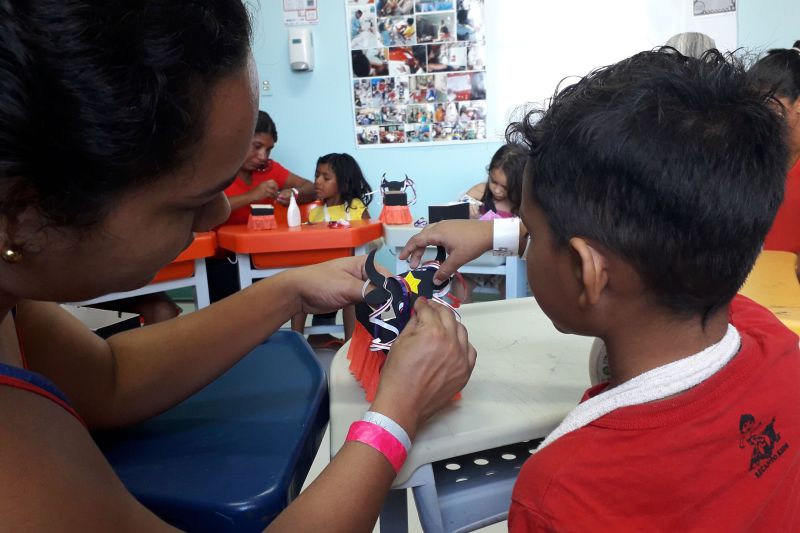 Pacientes pediátricos internados no Hospital Metropolitano de Urgência e Emergência (HMUE), em Ananindeua, participaram uma aula especial na Classe Hospitalar na quarta-feira (26).

FOTO: Dayane Baía / Ascom HMUE
DATA: 27.06.2019
BELÉM - PARÁ <div class='credito_fotos'>Foto: Dayane Baía /Ascom HMUE   |   <a href='/midias/2019/originais/2805_20190626_094850.jpg' download><i class='fa-solid fa-download'></i> Download</a></div>