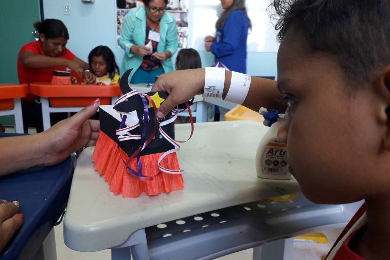 Pacientes pediátricos internados no Hospital Metropolitano de Urgência e Emergência (HMUE), em Ananindeua, participaram uma aula especial na Classe Hospitalar na quarta-feira (26).

FOTO: Dayane Baía / Ascom HMUE
DATA: 27.06.2019
BELÉM - PARÁ <div class='credito_fotos'>Foto: Dayane Baía /Ascom HMUE   |   <a href='/midias/2019/originais/2805_20190626_094923.jpg' download><i class='fa-solid fa-download'></i> Download</a></div>
