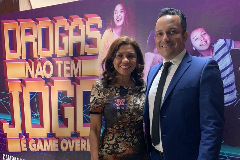 Dando continuidade à programação da Semana Paraense de Política sobre Drogas, foi realizada, nesta quarta-feira (26), uma capacitação para membros dos Conselhos Municipais do Pará, que integram a rede de políticas públicas no enfrentamento às drogas. 

FOTO: WAGNER ALMEIDA / SEJUDH
DATA: 27.06.2019
BELÉM - PARÁ <div class='credito_fotos'>Foto: Wagner Almeida/ Ascom Sejudh   |   <a href='/midias/2019/originais/2806_titulardasejudhnaparceriacomapresidentedafundacaoparapaz.jpg' download><i class='fa-solid fa-download'></i> Download</a></div>