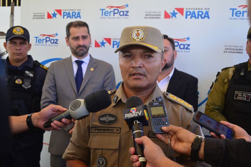 As ações do Programa Territórios pela Paz, do Governo do Pará, chegaram ao bairro do Icuí, em Ananindeua (Região Metropolitana de Belém), nesta quarta-feira (26).

FOTO: ELIELSON MODESTO / SEGUP
DATA: 27.06.2019
BELÉM - PARÁ <div class='credito_fotos'>Foto: Elielson Modesto / Ascom Segup   |   <a href='/midias/2019/originais/2807_coronelpinheiro.jpg' download><i class='fa-solid fa-download'></i> Download</a></div>