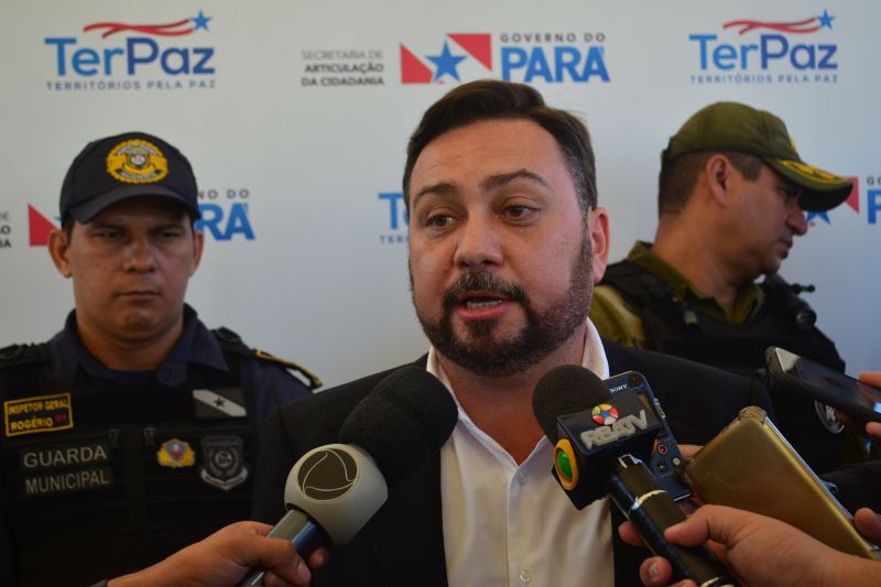 As ações do Programa Territórios pela Paz, do Governo do Pará, chegaram ao bairro do Icuí, em Ananindeua (Região Metropolitana de Belém), nesta quarta-feira (26).

FOTO: ELIELSON MODESTO / SEGUP
DATA: 27.06.2019
BELÉM - PARÁ <div class='credito_fotos'>Foto: Elielson Modesto / Ascom Segup   |   <a href='/midias/2019/originais/2807_zezinholima.jpg' download><i class='fa-solid fa-download'></i> Download</a></div>