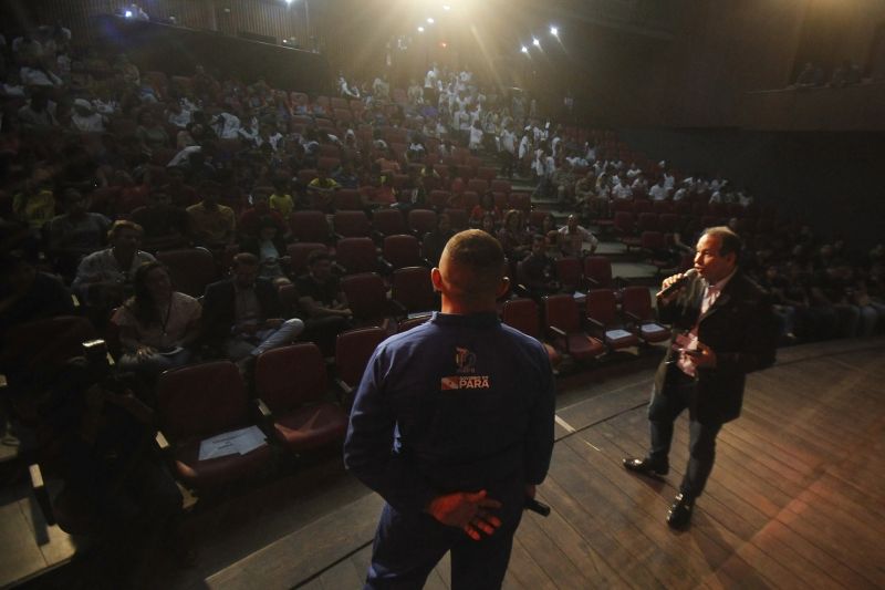 Crianças e adolescentes atendidos pela Fundação ParáPaz, na Região Metropolitana de Belém (RMB), participaram de uma programação de combate ao uso de drogas na manhã de quarta-feira (26), no Centur, em Belém. 

FOTO: AKIRA ONUMA / SUSIPE
DATA: 27.06.2019
BELÉM - PARÁ <div class='credito_fotos'>Foto: Akira Onuma / Ascom Susipe   |   <a href='/midias/2019/originais/2808__b9h3439.jpg' download><i class='fa-solid fa-download'></i> Download</a></div>
