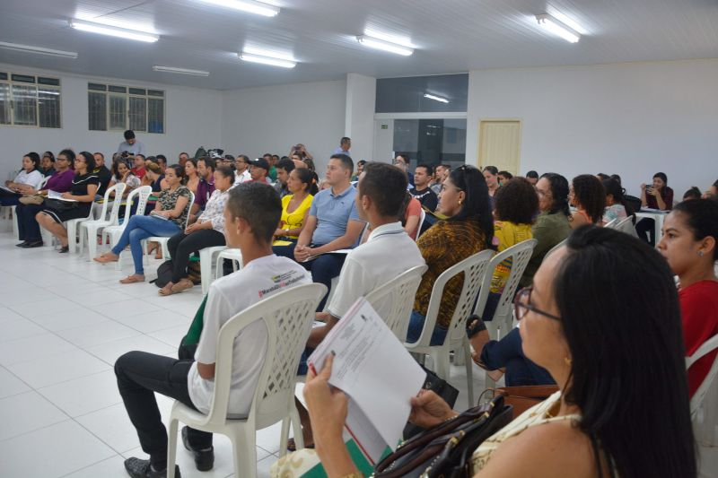  Ampliar a qualificação do atendimento socioeducativo em meio aberto é uma das metas do Governo do Pará nos 144 municípios do Estado.

FOTO: Alberto Passos/ ASCOM FASEPA
DATA: 27.06.2019
MARABÁ - PARÁ <div class='credito_fotos'>Foto: Ascom Fasepa   |   <a href='/midias/2019/originais/2809_encontroregionaldecarajas-fotoalbertopassos-ascomfasepa_03.jpg' download><i class='fa-solid fa-download'></i> Download</a></div>