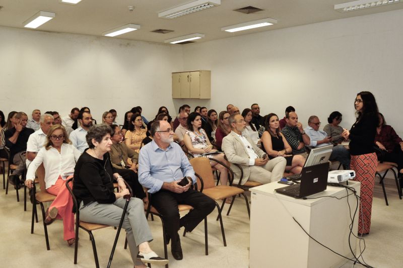 O fortalecimento da parceria entre a Secretaria de Estado de Saúde Pública (Sespa) e o Instituto Evandro Chagas (IEC) – uma das mais conceituadas instituições de pesquisa do planeta – para ampliar os serviços de saúde pública no Pará foi discutido na reunião realizada nesta terça-feira (25), no auditório do IEC

FOTO: José Pantoja / Sespa
DATA: 27.06.2019
BELÉM - PARÁ <div class='credito_fotos'>Foto: José Pantoja / Ascom Sespa   |   <a href='/midias/2019/originais/2810_reuniaodetrabalhonoauditoriodoiec.jpg' download><i class='fa-solid fa-download'></i> Download</a></div>