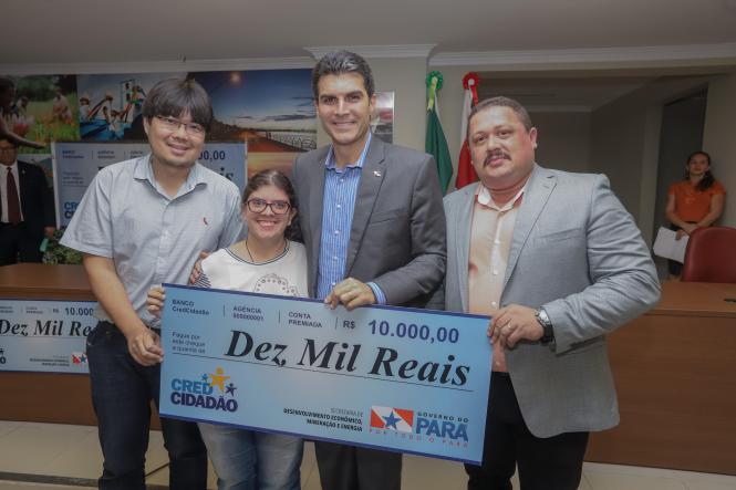 O governador do Estado, Helder Barbalho, entregou, na tarde desta terça-feira (16), no auditório da Casa Civil, em Belém, 53 microcréditos para mulheres empreendedoras ligadas a instituições como Associação dos Vendedores Artesanais de Açaí de Belém (Avabel) e Associação de Esposas e Familiares de Praças do Pará, um investimento de mais de R$ 268 mil do Governo do Estado, o que vai gerar mais de 100 postos de trabalho.

FOTO: MARCO SANTOS / AGÊNCIA PARÁ
DATA: 16.04.2019
BELÉM - PARÁ <div class='credito_fotos'>Foto: Marco Santos / Ag. Pará   |   <a href='/midias/2019/originais/281218fe-ad3c-4d08-90db-7cdfc755f337.jpg' download><i class='fa-solid fa-download'></i> Download</a></div>