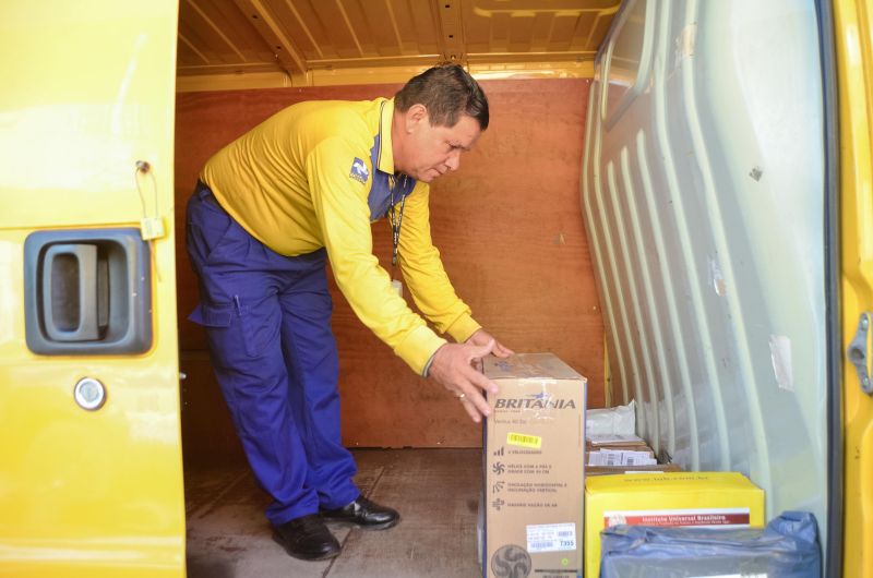 Depois de mais de 10 anos sem receber entregas de mercadorias pelos Correios devido à criminalidade, os moradores do bairro da Cabanagem voltaram a ter acesso ao serviço postal, nesta quinta-feira (27). A entrega das correspondências foi acompanhada pelo governador do Estado, Helder Barbalho, pelo vice-governador, Lúcio Vale, e gestores da Secretaria de Segurança e Cidadania. <div class='credito_fotos'>Foto: Elielson Modesto / Ascom Segup   |   <a href='/midias/2019/originais/2812_dsc_0071.jpg' download><i class='fa-solid fa-download'></i> Download</a></div>