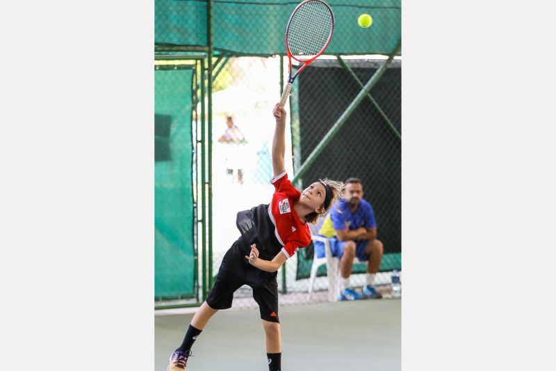 Ter a oportunidade de participar de competições importantes é o sonho de qualquer atleta, principalmente daqueles que estão iniciando a vida no esporte. O tenista Nicholas Matos, 10 anos, viajou no início da semana para um intercâmbio na cidade de Curitiba, no Paraná, com intuito de aprimorar suas habilidades e trocar experiências com outros atletas. Nicholas, que é campeão paraense da categoria sub-12, recebeu apoio da Secretaria de Estado de Esporte e Lazer (Seel). <div class='credito_fotos'>Foto: ASCOM / SEEL   |   <a href='/midias/2019/originais/2813_whatsappimage2019-06-25at14.58.22.jpg' download><i class='fa-solid fa-download'></i> Download</a></div>