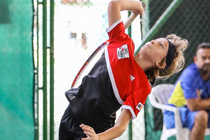 Ter a oportunidade de participar de competições importantes é o sonho de qualquer atleta, principalmente daqueles que estão iniciando a vida no esporte. O tenista Nicholas Matos, 10 anos, viajou no início da semana para um intercâmbio na cidade de Curitiba, no Paraná, com intuito de aprimorar suas habilidades e trocar experiências com outros atletas. Nicholas, que é campeão paraense da categoria sub-12, recebeu apoio da Secretaria de Estado de Esporte e Lazer (Seel). <div class='credito_fotos'>Foto: ASCOM / SEEL   |   <a href='/midias/2019/originais/2813_whatsappimage2019-06-25at14.58.221.jpg' download><i class='fa-solid fa-download'></i> Download</a></div>