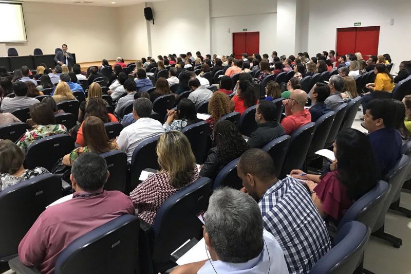O interesse pelo conhecimento das boas práticas nas contratações públicas mobilizou centenas de servidores do Estado a participarem do Workshop sobre Licitações e Contratos, promovido pela Auditoria Geral do Estado (AGE), no auditório do IGEPREV, em Belém. <div class='credito_fotos'>Foto: ASCOM / AGE   |   <a href='/midias/2019/originais/2814_img_9508.jpg' download><i class='fa-solid fa-download'></i> Download</a></div>