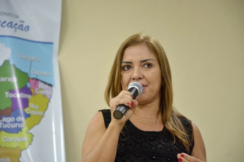 Diversos operadores que compõem a rede intersetorial da política socioeducativa da Região Carajás participaram, nesta quinta-feira (27), do último dia do Encontro Regional da Socioeducação no município de Marabá. A agenda busca alinhar, conceitualmente, as ações desenvolvidas por esses atores junto aos adolescentes e jovens em cumprimento de medida socioeducativa em meio aberto.
Na foto Nadja Lúcia Oliveira . <div class='credito_fotos'>Foto: Alberto Passos / Ascom Fasepa   |   <a href='/midias/2019/originais/2815_nadjaluciaoliveira-fotoalbertopassos-ascomfasepa.jpg' download><i class='fa-solid fa-download'></i> Download</a></div>
