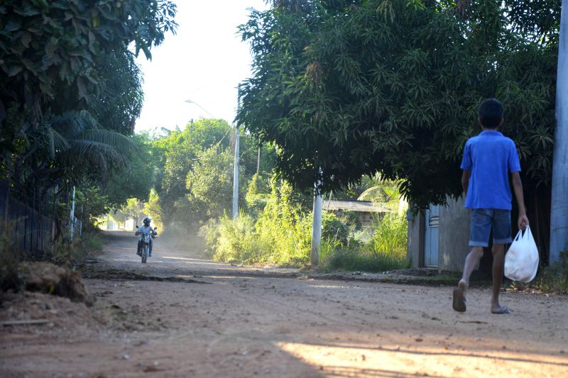 Diversos operadores que compõem a rede intersetorial da política socioeducativa da Região Carajás participaram, nesta quinta-feira (27), do último dia do Encontro Regional da Socioeducação no município de Marabá. A agenda busca alinhar, conceitualmente, as ações desenvolvidas por esses atores junto aos adolescentes e jovens em cumprimento de medida socioeducativa em meio aberto. <div class='credito_fotos'>Foto: Alberto Passos / Ascom Fasepa   |   <a href='/midias/2019/originais/2815_ruademaraba02-fotoalbertopassos_ascomfasepa.jpg' download><i class='fa-solid fa-download'></i> Download</a></div>