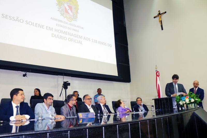 O Diário Oficial do Estado ganhou sessão solene, na manhã desta quinta-feira (27), no plenário da Assembleia Legislativa do Pará (Alepa), em homenagem aos 128 anos de fundação. A solenidade teve início por volta das 10h e contou com a presença de servidores da autarquia, representantes de entidades, além de autoridades locais e de outros estados. <div class='credito_fotos'>Foto: Divulgação   |   <a href='/midias/2019/originais/2816_img_2492.jpg' download><i class='fa-solid fa-download'></i> Download</a></div>