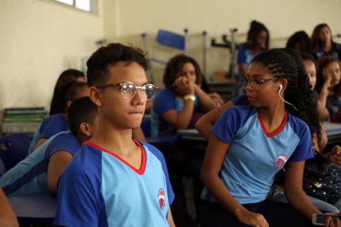 Para debater a questão da depressão, desde os sinais até como lidar com ela, a Coordenadoria de Enfrentamento ao Tráfico de Pessoas e Trabalho Escravo (CTEPTP/PA), vinculada à Secretaria de Estado de Justiça e Direitos Humanos (Sejudh), realizou palestra sobre a doença para alunos do 9º ano do Ensino Fundamental da Escola “Barão de Igarapé Miri”, no bairro do Guamá, nesta quarta-feira (9).

FOTO: WAGNER ALMEIDA/SEJUDH
DATA: 10.01.2019
BELÉM - PARÁ <div class='credito_fotos'>Foto: Wagner Almeida/ Ascom Sejudh   |   <a href='/midias/2019/originais/2819f889-8dbb-47fe-81e0-965bd8c3a4f8.jpg' download><i class='fa-solid fa-download'></i> Download</a></div>