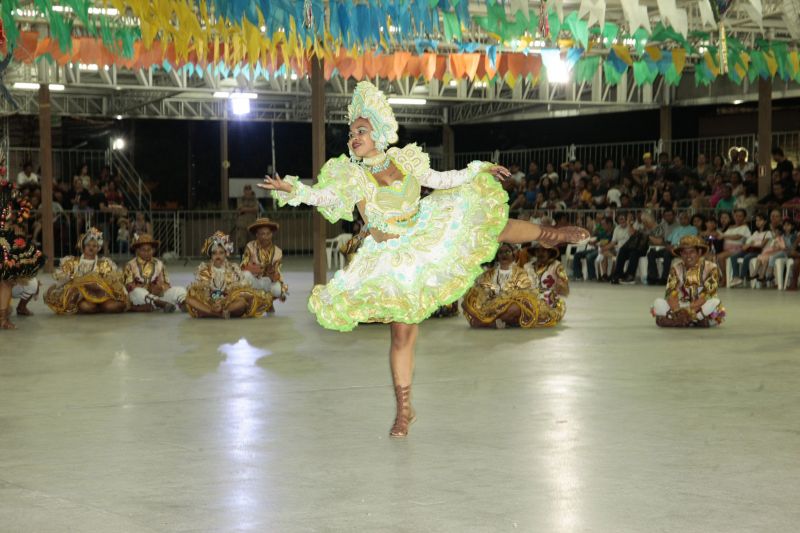 Apresentação de quadrilhas, folguedos juninos, grupos regionais e shows variados fazem parte da programação do Arraial de Todo o Pará, que ocorre na sede da Fundação Cultural do Pará (FCP/Centur) até o próximo domingo (30). Com início no último dia 15, as atividades iniciam sempre às 19h e incluem também o Concurso Estadual de Quadrilhas, um dos eventos populares mais aguardados do calendário festivo do Estado. Nesta quinta-feira (27), cerca de 4 mil pessoas aproveitaram para curtir o São João no Centur. A entrada é franca. <div class='credito_fotos'>Foto: Ricardo Amanajás / Ag. Pará   |   <a href='/midias/2019/originais/2820__v5o9943.jpg' download><i class='fa-solid fa-download'></i> Download</a></div>