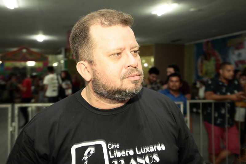 Apresentação de quadrilhas, folguedos juninos, grupos regionais e shows variados fazem parte da programação do Arraial de Todo o Pará, que ocorre na sede da Fundação Cultural do Pará (FCP/Centur) até o próximo domingo (30). Com início no último dia 15, as atividades iniciam sempre às 19h e incluem também o Concurso Estadual de Quadrilhas, um dos eventos populares mais aguardados do calendário festivo do Estado. Nesta quinta-feira (27), cerca de 4 mil pessoas aproveitaram para curtir o São João no Centur. A entrada é franca.
Na foto Almir Santos - diretor de interação cultural da fundação cultural do Pará (4). <div class='credito_fotos'>Foto: Ricardo Amanajás / Ag. Pará   |   <a href='/midias/2019/originais/2820_almirsantos-diretordeinteracaoculturaldafundacaoculturaldopara4.jpg' download><i class='fa-solid fa-download'></i> Download</a></div>