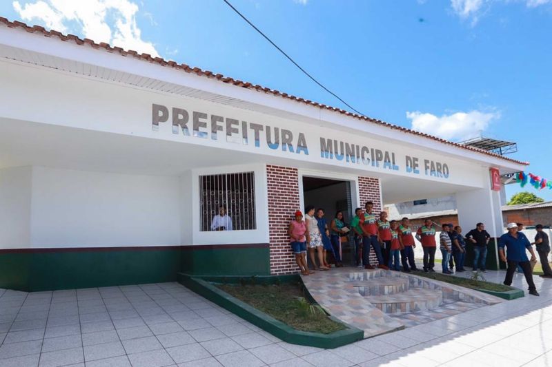 om recepção calorosa e muito animada da população, o governador Helder Barbalho visitou Faro, na região do baixo Amazonas, nesta sexta feira (28). 

FOTO: MARCO SANTOS / AGÊNCIA PARÁ
DATA: 28.06.2019
FARO - PARÁ <div class='credito_fotos'>Foto: Marco Santos / Ag. Pará   |   <a href='/midias/2019/originais/2823_whatsappimage2019-06-28at19.38.19.jpg' download><i class='fa-solid fa-download'></i> Download</a></div>