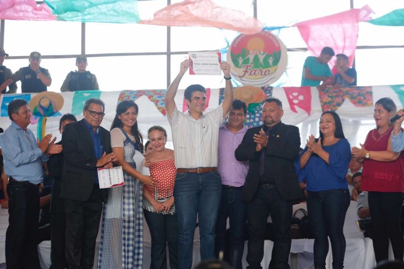 om recepção calorosa e muito animada da população, o governador Helder Barbalho visitou Faro, na região do baixo Amazonas, nesta sexta feira (28). 

FOTO: MARCO SANTOS / AGÊNCIA PARÁ
DATA: 28.06.2019
FARO - PARÁ <div class='credito_fotos'>Foto: Marco Santos / Ag. Pará   |   <a href='/midias/2019/originais/2823_whatsappimage2019-06-28at19.43.16.jpg' download><i class='fa-solid fa-download'></i> Download</a></div>