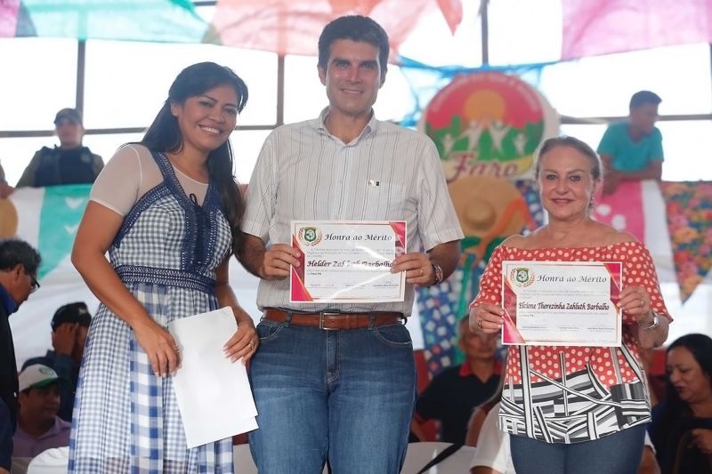 om recepção calorosa e muito animada da população, o governador Helder Barbalho visitou Faro, na região do baixo Amazonas, nesta sexta feira (28). 

FOTO: MARCO SANTOS / AGÊNCIA PARÁ
DATA: 28.06.2019
FARO - PARÁ <div class='credito_fotos'>Foto: Marco Santos / Ag. Pará   |   <a href='/midias/2019/originais/2823_whatsappimage2019-06-28at19.43.23.jpg' download><i class='fa-solid fa-download'></i> Download</a></div>