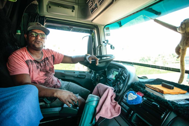 Caminhoneiros que fazem o escoamento de produção no Estado já podem contar com o serviço de travessia por balsa na área onde está sendo construída a nova ponte Rio Moju, na Alça Viária. 

FOTO: MAYCON NUNES / AGÊNCIA PARÁ
DATA: 29.06.2019
MOJU - PARÁ <div class='credito_fotos'>Foto: Maycon Nunes / Ag. Pará   |   <a href='/midias/2019/originais/2824__v5o0359.jpg.jpg' download><i class='fa-solid fa-download'></i> Download</a></div>