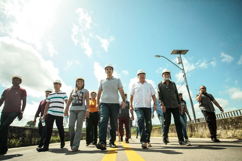 Caminhoneiros que fazem o escoamento de produção no Estado já podem contar com o serviço de travessia por balsa na área onde está sendo construída a nova ponte Rio Moju, na Alça Viária. 

FOTO: MAYCON NUNES / AGÊNCIA PARÁ
DATA: 29.06.2019
MOJU - PARÁ <div class='credito_fotos'>Foto: Maycon Nunes / Ag. Pará   |   <a href='/midias/2019/originais/2824__v5o0580.jpg.jpg' download><i class='fa-solid fa-download'></i> Download</a></div>