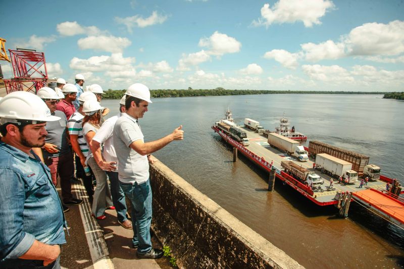 Caminhoneiros que fazem o escoamento de produção no Estado já podem contar com o serviço de travessia por balsa na área onde está sendo construída a nova ponte Rio Moju, na Alça Viária. 

FOTO: MAYCON NUNES / AGÊNCIA PARÁ
DATA: 29.06.2019
MOJU - PARÁ <div class='credito_fotos'>Foto: Maycon Nunes / Ag. Pará   |   <a href='/midias/2019/originais/2824__v5o0808.jpg.jpg' download><i class='fa-solid fa-download'></i> Download</a></div>