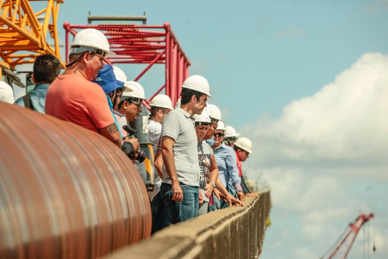 Caminhoneiros que fazem o escoamento de produção no Estado já podem contar com o serviço de travessia por balsa na área onde está sendo construída a nova ponte Rio Moju, na Alça Viária. 

FOTO: MAYCON NUNES / AGÊNCIA PARÁ
DATA: 29.06.2019
MOJU - PARÁ <div class='credito_fotos'>Foto: Maycon Nunes / Ag. Pará   |   <a href='/midias/2019/originais/2824__v5o08341.jpg.jpg' download><i class='fa-solid fa-download'></i> Download</a></div>