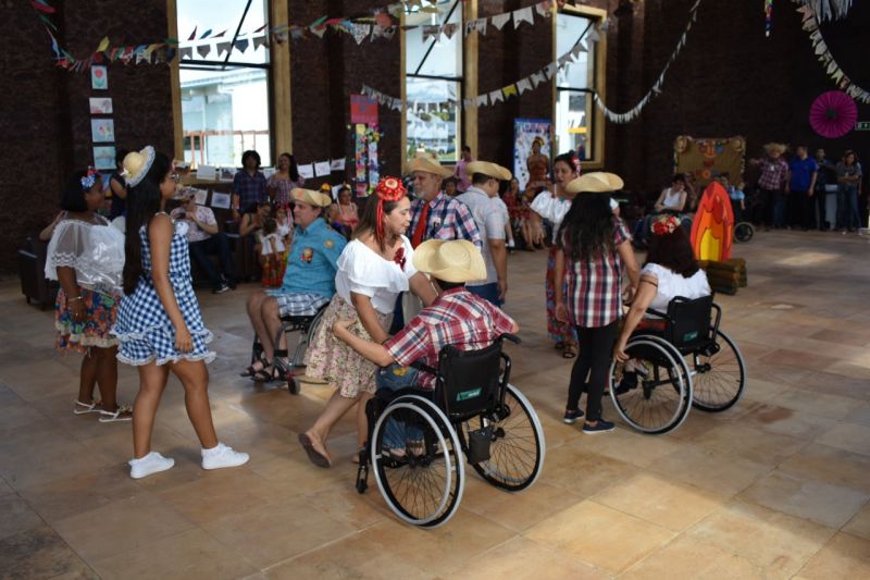O clima junino tomou conta do ambiente do Centro Integrado de Inclusão e Reabilitação (CIIR), em Belém, na tarde da sexta-feira (28), que contou com a participação de aproximadamente 100 participantes entre colaboradores, usuários, acompanhantes e cuidadores do "Arraiá do CIIR". 

FOTO: ASCOM CIIR
DATA: 29.06.2019
BELÉM - PARÁ <div class='credito_fotos'>Foto: ASCOM CIIR   |   <a href='/midias/2019/originais/2825_whatsappimage2019-06-29at12.04.46.jpg' download><i class='fa-solid fa-download'></i> Download</a></div>