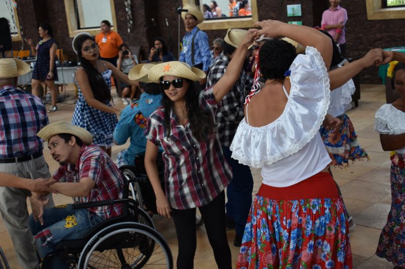 O clima junino tomou conta do ambiente do Centro Integrado de Inclusão e Reabilitação (CIIR), em Belém, na tarde da sexta-feira (28), que contou com a participação de aproximadamente 100 participantes entre colaboradores, usuários, acompanhantes e cuidadores do "Arraiá do CIIR". 

FOTO: ASCOM CIIR
DATA: 29.06.2019
BELÉM - PARÁ <div class='credito_fotos'>Foto: ASCOM CIIR   |   <a href='/midias/2019/originais/2825_whatsappimage2019-06-29at12.04.50.jpg' download><i class='fa-solid fa-download'></i> Download</a></div>