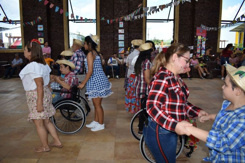 O clima junino tomou conta do ambiente do Centro Integrado de Inclusão e Reabilitação (CIIR), em Belém, na tarde da sexta-feira (28), que contou com a participação de aproximadamente 100 participantes entre colaboradores, usuários, acompanhantes e cuidadores do "Arraiá do CIIR". 

FOTO: ASCOM CIIR
DATA: 29.06.2019
BELÉM - PARÁ <div class='credito_fotos'>Foto: ASCOM CIIR   |   <a href='/midias/2019/originais/2825_whatsappimage2019-06-29at12.04.511.jpg' download><i class='fa-solid fa-download'></i> Download</a></div>