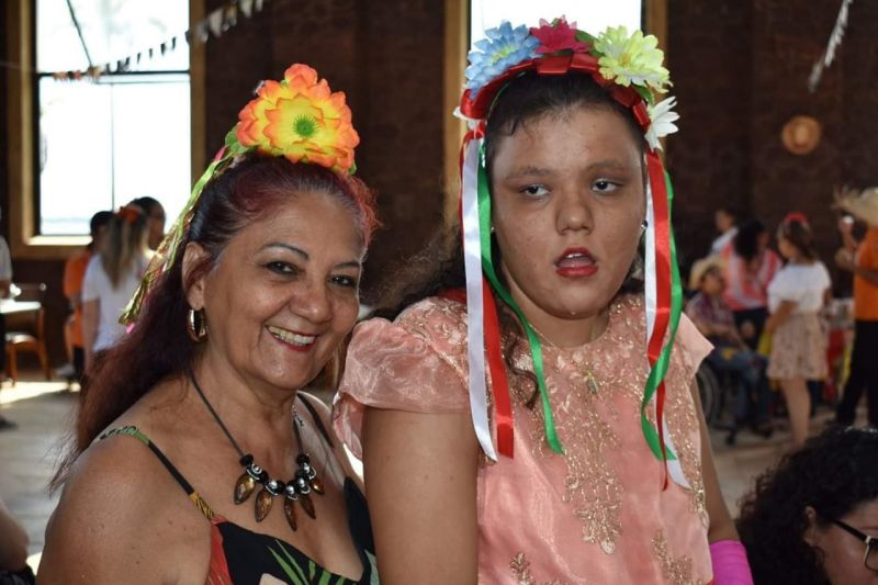 O clima junino tomou conta do ambiente do Centro Integrado de Inclusão e Reabilitação (CIIR), em Belém, na tarde da sexta-feira (28), que contou com a participação de aproximadamente 100 participantes entre colaboradores, usuários, acompanhantes e cuidadores do "Arraiá do CIIR". 

FOTO: ASCOM CIIR
DATA: 29.06.2019
BELÉM - PARÁ <div class='credito_fotos'>Foto: ASCOM CIIR   |   <a href='/midias/2019/originais/2825_whatsappimage2019-06-29at14.14.39-2.jpg' download><i class='fa-solid fa-download'></i> Download</a></div>