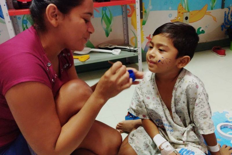 Durante o mês de junho, os pequenos usuários internados na ala Pediátrica das Clínicas do Hospital Regional Público do Marajó (HRPM), em Breves, sudoeste do arquipélago Marajoara, tiveram suas rotinas alteradas com realização de dinâmicas recreativas alusivas ao período junino na Brinquedoteca do hospital.

FOTO: ASCOM HRPM
DATA: 29.06.2019
BREVES - PARÁ <div class='credito_fotos'>Foto: Ascom / HRPM   |   <a href='/midias/2019/originais/2826_30743316_1387738441332442_211672373647114240_o.jpg' download><i class='fa-solid fa-download'></i> Download</a></div>