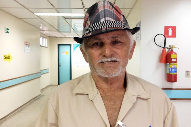 Um mês após receber alta no Hospital Regional do Sudeste do Pará - Dr. Geraldo Veloso (HRSP) em Marabá (PA), seu João Duarte Lima, 80 anos, enfrentou mais de seis horas de viagem para voltar à Unidade e entregar flores para os profissionais que cuidaram dele durante o tratamento. A iniciativa emocionou médicos, enfermeiros e técnicos de enfermagem nesta sexta-feira (28) enquanto o usuário percorria os corredores do Hospital para chegar até a Unidade de Internação onde havia passado cinco dias. <div class='credito_fotos'>Foto: Divulgação   |   <a href='/midias/2019/originais/2827_seujoaoduarte.jpg' download><i class='fa-solid fa-download'></i> Download</a></div>