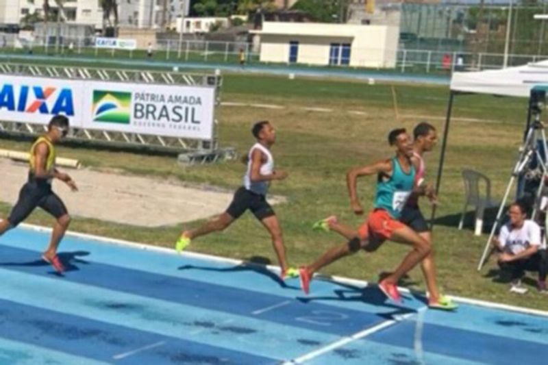 O domingo do paraense Eduardo Costa da Silva, 28, foi de prata. O atleta, que é contemplado no programa estadual Bolsa Talento, coordenado pela Secretaria de Estado de Esporte e Lazer (Seel), foi o segundo colocado na prova dos 1.500m, no 43° Troféu Norte-Nordeste Caixa de Atletismo, realizado em Recife, Pernambuco, neste final de semana. <div class='credito_fotos'>Foto: ASCOM / SEEL   |   <a href='/midias/2019/originais/2831_eduardoemrecife2.jpg' download><i class='fa-solid fa-download'></i> Download</a></div>